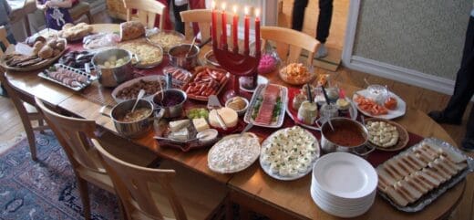 Julbord fullt med olika sorters julmat