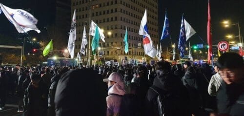 Protester mot undantagstillståndet i Sydkorea