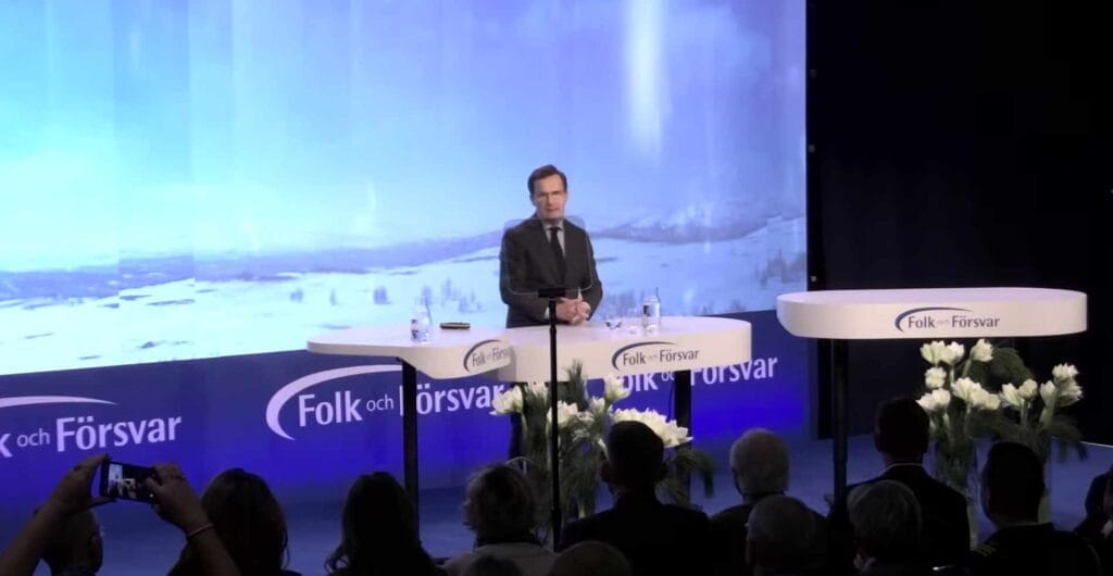 Ulf Kristersson håller tal på Folk och Försvar