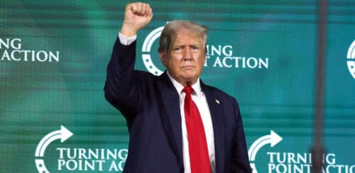 Donald Trump håller upp en näve i luften