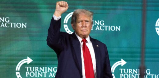 Donald Trump håller upp en näve i luften