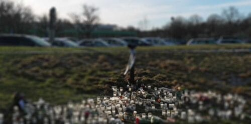 Blommor för offren i Örebro