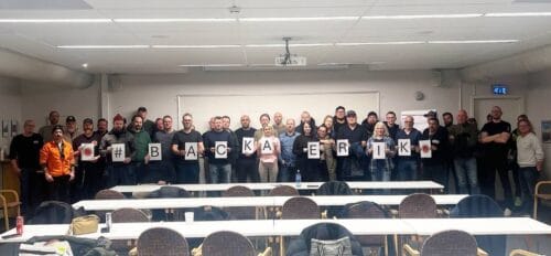 Medlemmar ur Hamn-4an i Göteborg håller upp papper som bildar texten "Backa Erik"