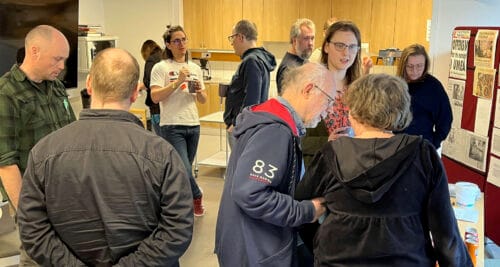 Ett antal deltagare på Arbetarpartiets kongress hämtar fika