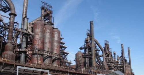 Ett rostigt nedlagt stålverk