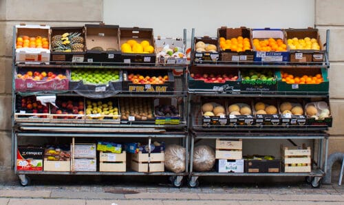 Grönsaker och frukt utanför en butik