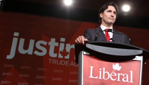 Tidigare ledaren Justin Trudeau håller tal för Liberala Partiet
