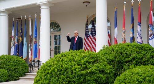 Donald Trump står på trappan till Vita Huset