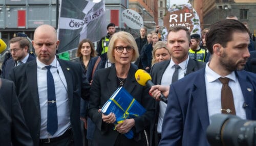 Elisabeth Svantesson går budgetpromenaden