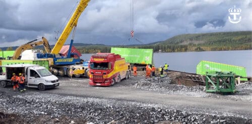 Urspårat godståg lyfts bort från rälsen